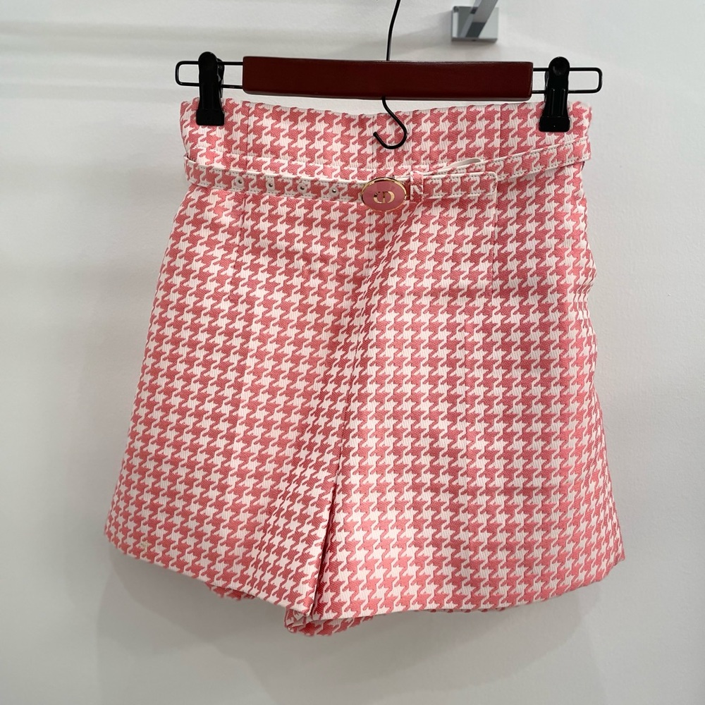 Like new zigzag pink shorts with belt